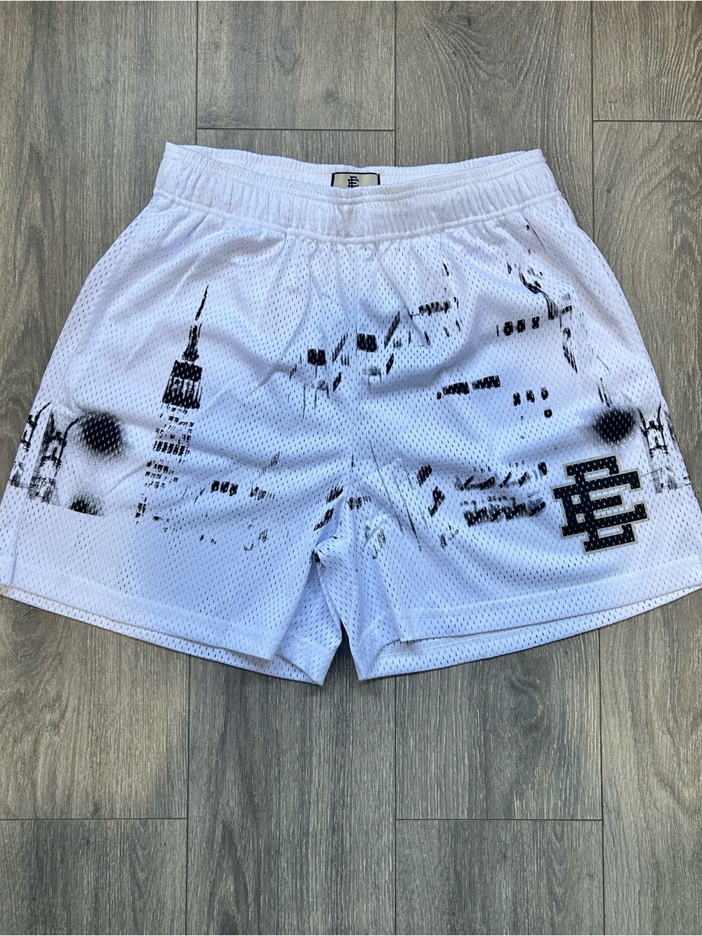 Size Large | Eric Emanuel White Skyline EE-shorts